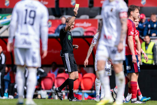 Domare Fredrik Alknäs ger gult kort till Östersunds Hugo
