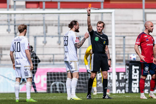 Domare Fredrik Alknäs ger ett rött kort till Östersunds
