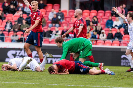 Östersunds Hugo Azzi och Östers Matias Tamminen har ont
