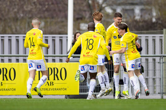 Falkenbergs Albin Andersson jublar med laget