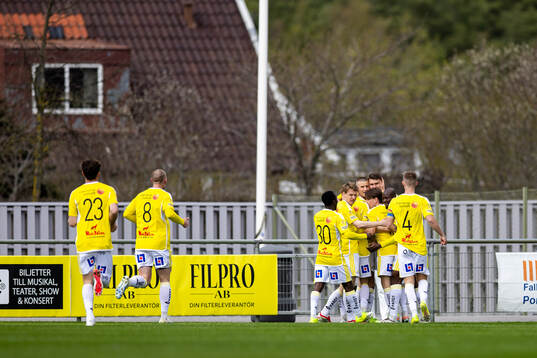 Falkenbergs Albin Andersson jublar med laget
