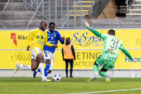 Falkenbergs Lassina Sangaré och GIF Sundsvalls Alieu Atlee