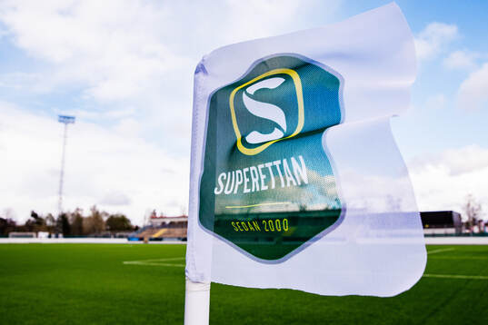 En hörnflagga med Superettans logotyp