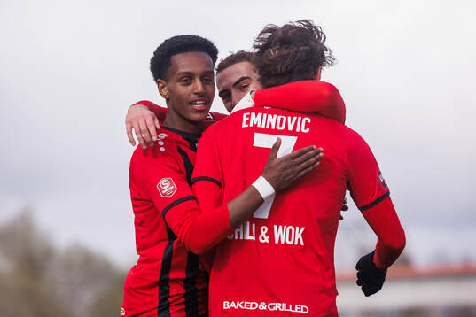 Nordic United FCs Amar Eminovic jublar med Nhome Daneyl och
