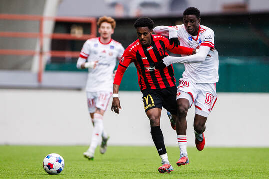 Nordic United FCs Nhome Daneyl och Sandvikens IFs Valassina