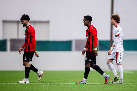 Nordic United FCs Matteus Behnan och Nhome Daneyl deppar