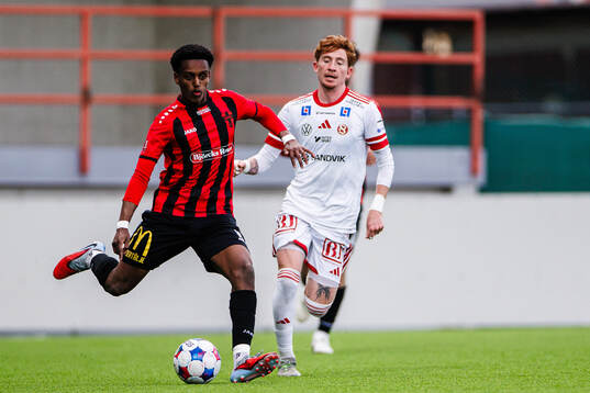 Nordic United FCs Nhome Daneyl och Sandvikens IFs Alan
