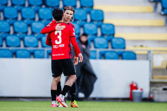 Nordic United FCs Elias Andersson och Mohammad Fazal jublar