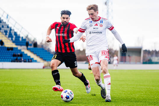 Nordic United FCs Jonathan Gursac och Sandvikens IFs