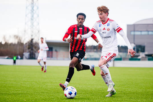 Nordic United FCs Nhome Daneyl och Sandvikens IFs Alan