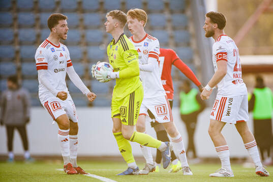 Sandvikens IFs målvakt Otto Lindell jublar med Adam Kiani,