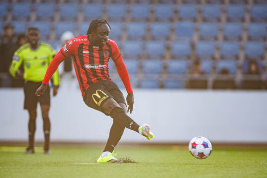 Nordic United FCs Kalipha Jawla med en straffspark
