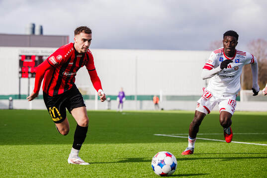 Nordic United FCs Lorent Mehmeti och Sandvikens IFs