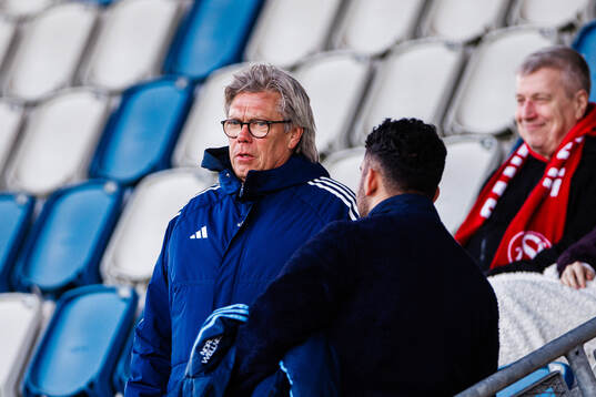 Djurgårdens scout Pelle Olsson på läktaren
