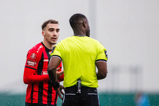 Nordic United FCs Lorent Mehmeti och domare Fredrik Oppong