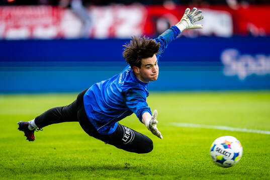 Goalkeeper Håkon Melås Hellesøy of Brann warms up