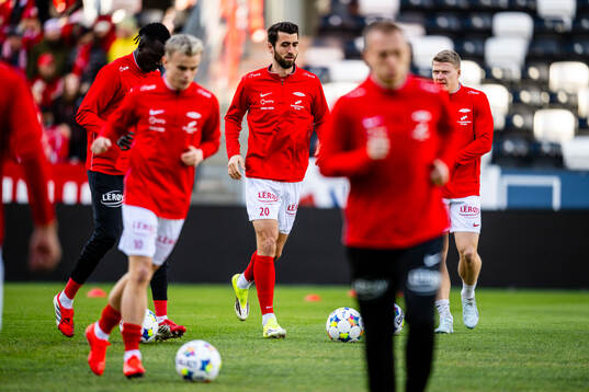 Vetle Dragsnes of Brann warms up