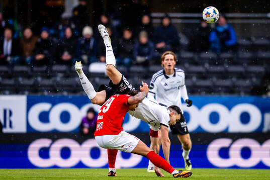 Noah Jean Holm of Brann and Ole Selnæs of Rosenborg