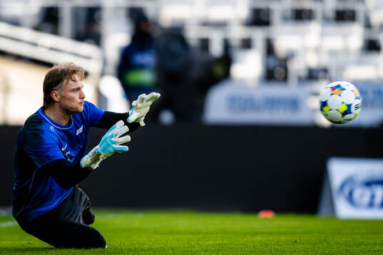 Goalkeeper Simen Vidtun Nilsen of Brann warms up