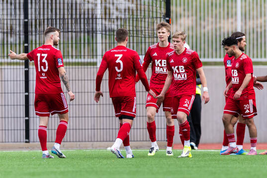 Karlbergs Hugo Åslund jublar med lagkamrater