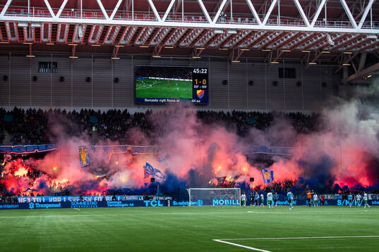 Djurgårdens supporterläktare med bengaler