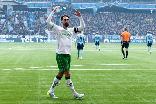 Hammarbys Nahir Besara jublar