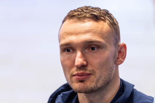 Djurgårdens Piotr Johansson i mixade zonen