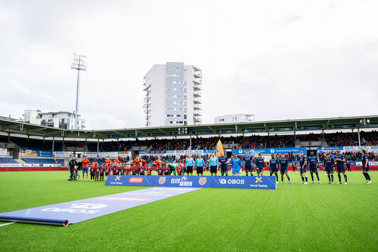 The teams line up