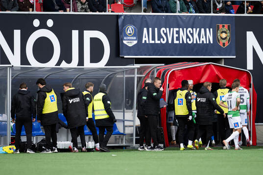 Spelarna lämnar planen
