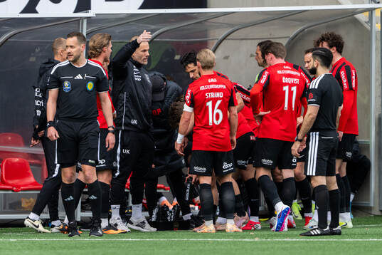 Brommapojkarnas tränare Roger Sandberg samlar spelarna