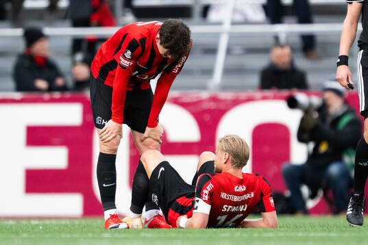 Brommapojkarnas Simon Strand har ont