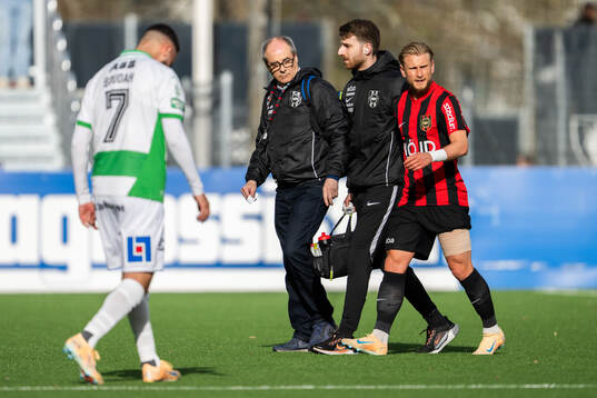 Brommapojkarnas Simon Strand lämnar planen