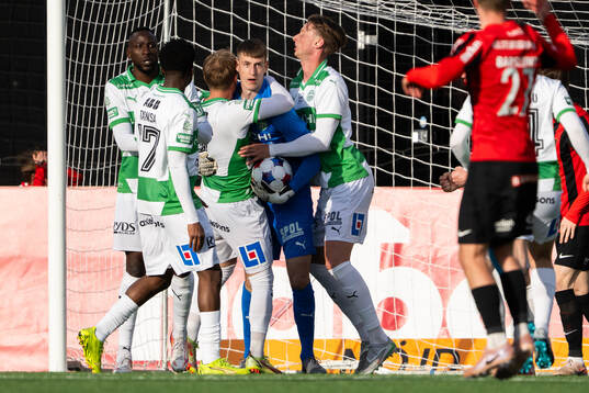 Västerås målvakt Elis Jäger jublar med lagkamrater