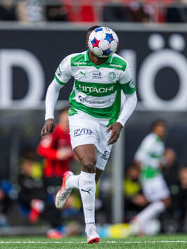 Matchbollen framför Västerås Frederic Nsabiyumva