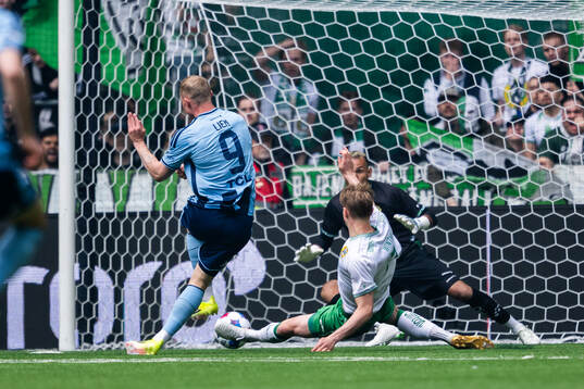 Djurgårdens Kristian Lien och Hammarbys målvakt Warner