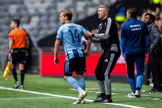 Djurgårdens Hampus Finndell och fjärdedomare Adam