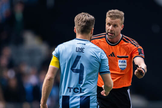 Djurgårdens Jacob Une och domare Glenn Nyberg