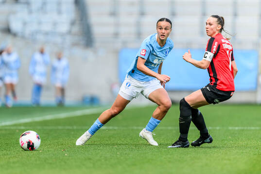 Malmö FFs Amy Sayer och Brommapojkarnas Frida Thörnqvist