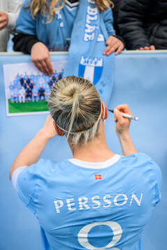 Malmö FFs Mia Persson skriver autograf