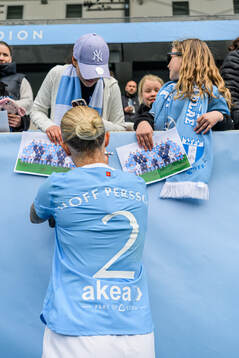 Malmö FFs Nathalie Hoff Persson skriver autograf