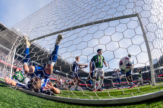 IFK Göteborgs Felix Eriksson ligger i målet medan GAIS