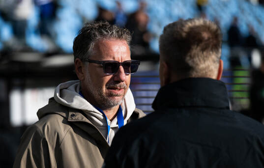 IFK Göteborgs fotbollschef Jesper Jansson pratar med IFK