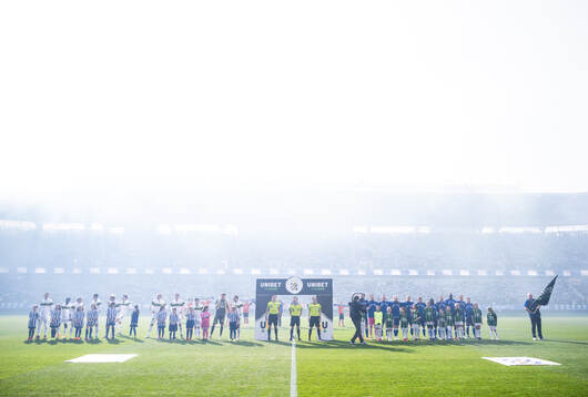 GAIS spelare och IFK Göteborgs spelare vid line-up