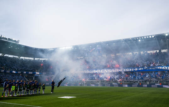 IFK Göteborgs spelare med ett tifo i bakgrunden