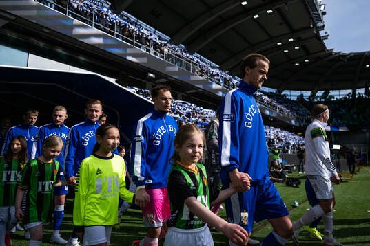 IFK Göteborgs Jonas Bager, målvakt Elis Bishesari och