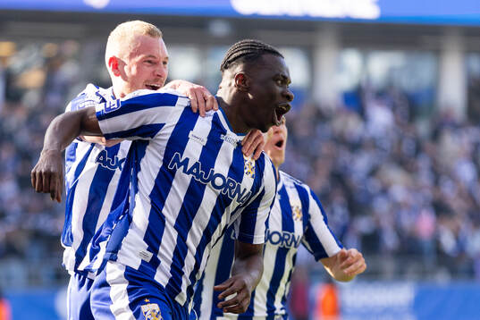 IFK Göteborgs Rockson Yeboah jublar med lagkamrater
