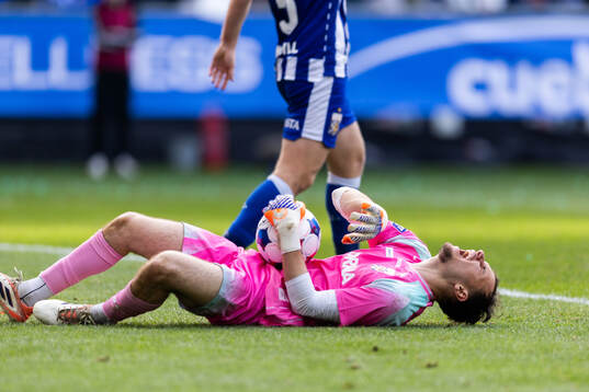 IFK Göteborgs målvakt Elis Bishesari har ont