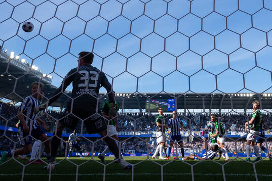 IFK Göteborgs Rockson Yeboah skjuter 1-0 på GAIS målvakt