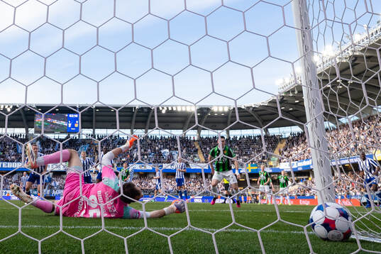 GAIS Max Andersson skjuter 1-1 bakom IFK Göteborgs