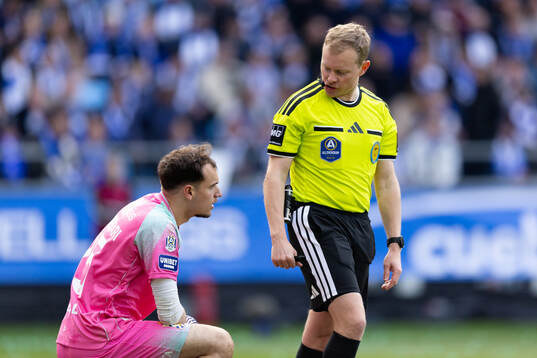 IFK Göteborgs målvakt Elis Bishesari och domare Fredrik